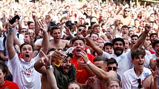 Ingleses festejam vitória sobre a Suécia