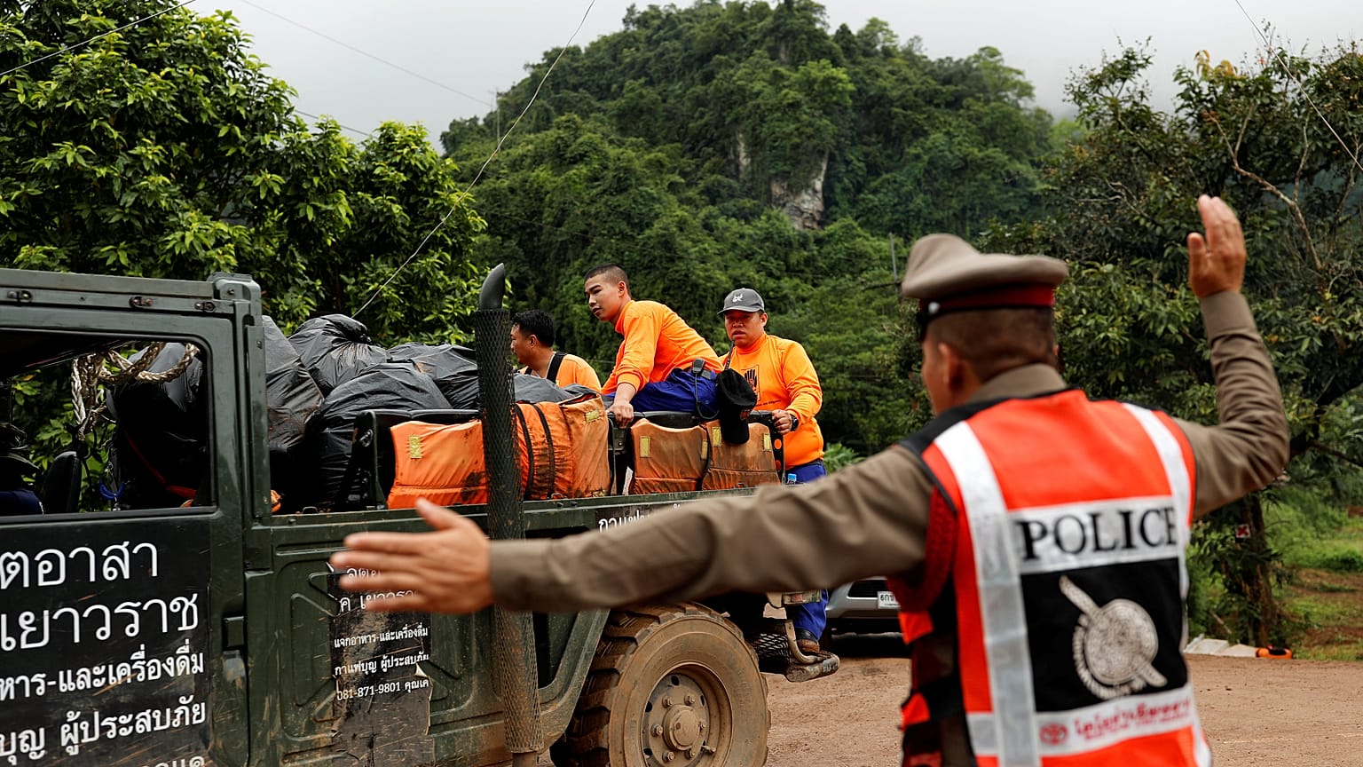 Tayland'da mağarada mahsur kalan çocukları kurtarma operasyonu başladı