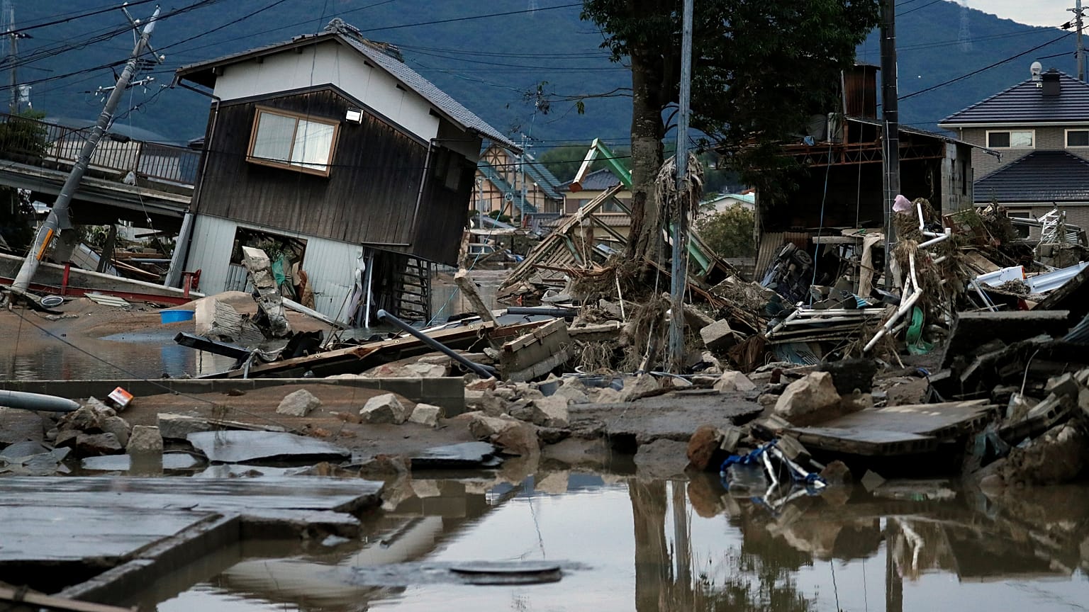 Japón trabaja "contra reloj" para frenar la tragedia causada por las lluvias 