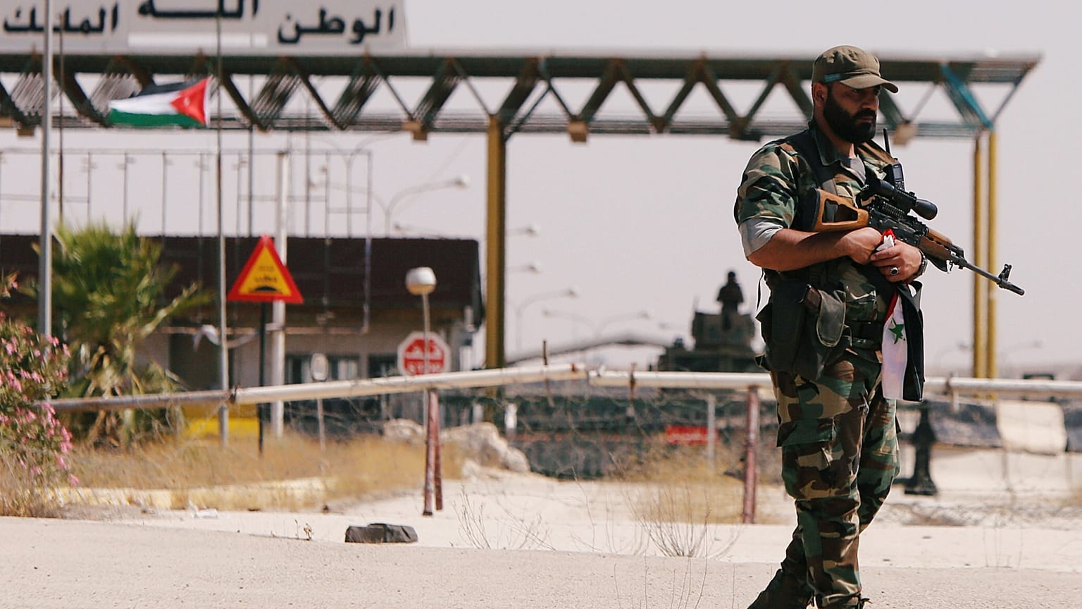 Ein syrischer Soldat steht vor dem Nasib-Grenzübergang zu Jordanien