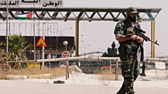 Ein syrischer Soldat steht vor dem Nasib-Grenzübergang zu Jordanien