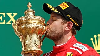 Sebastian Vettel küsst Pokal