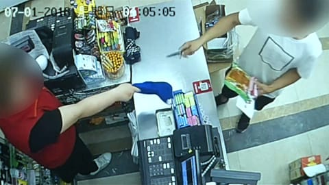 En Chine, le braquage d'un magasin vire au fiasco grâce au sang-froid de la caissière