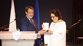 Το παράσημο της Εξαίρετης Προσφοράς της Κυπριακής Δημοκρατίας στην Νάνα Μούσχουρη 