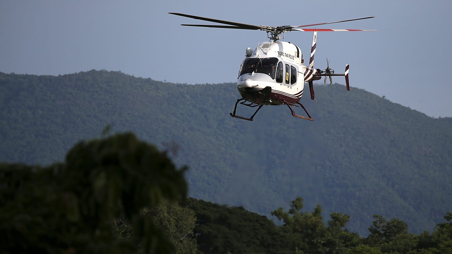Suspenden el rescate tras sacar a ocho niños de la cueva inundada en Tailandia
