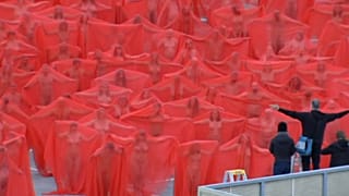 Nada bajo la túnica de Spencer Tunick