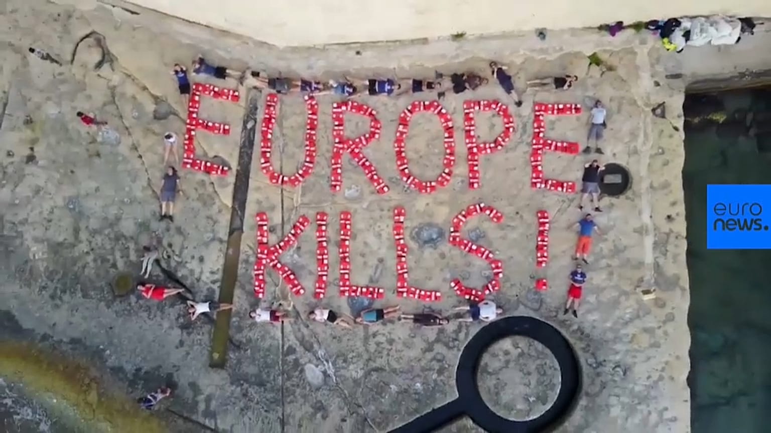 Activistas escriben «Europa mata» con la ayuda de salvavidas tras la confiscación del Lifeline