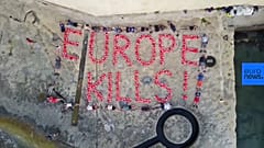 Activistas escriben «Europa mata» con la ayuda de salvavidas tras la confiscación del Lifeline