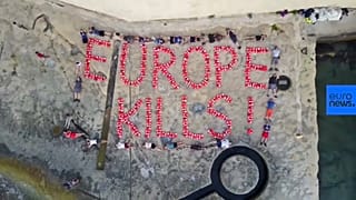 Activistas escriben «Europa mata» con la ayuda de salvavidas tras la confiscación del Lifeline