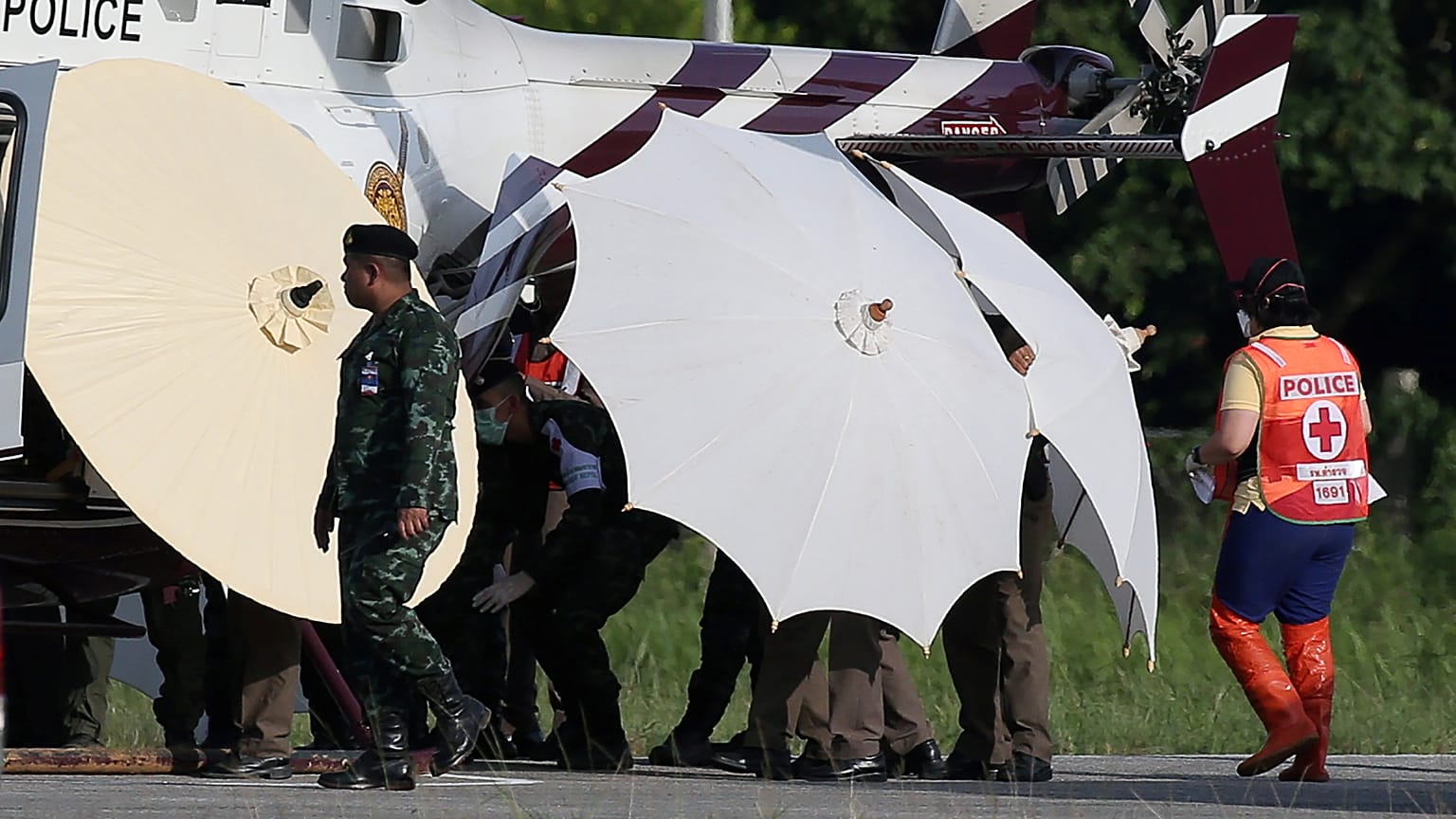 Los niños rescatados son trasladados en un helicóptero.