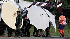Los niños rescatados son trasladados en un helicóptero.