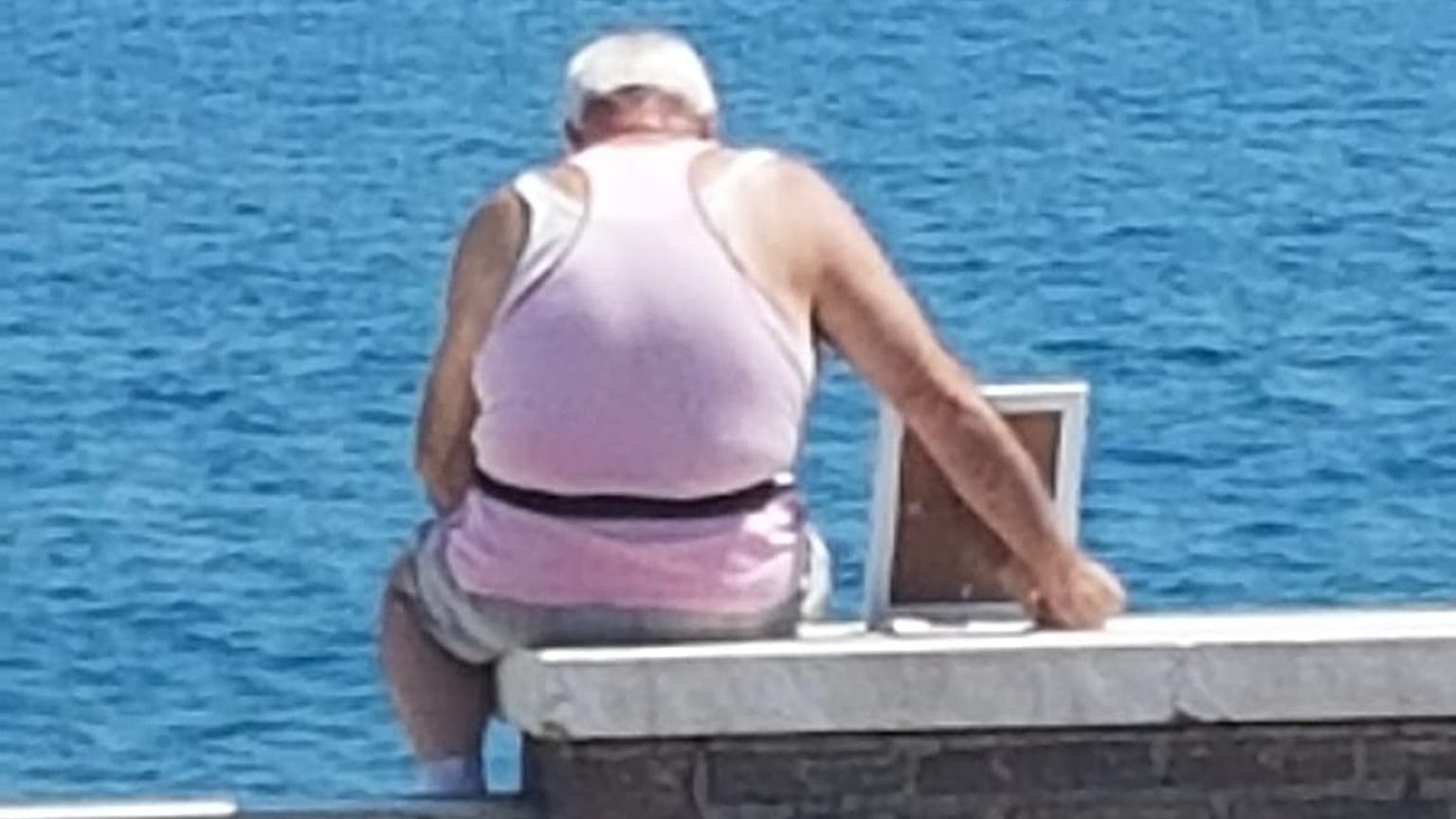 Virales Foto: Ein Witwer, ein gerahmtes Bild und das Meer