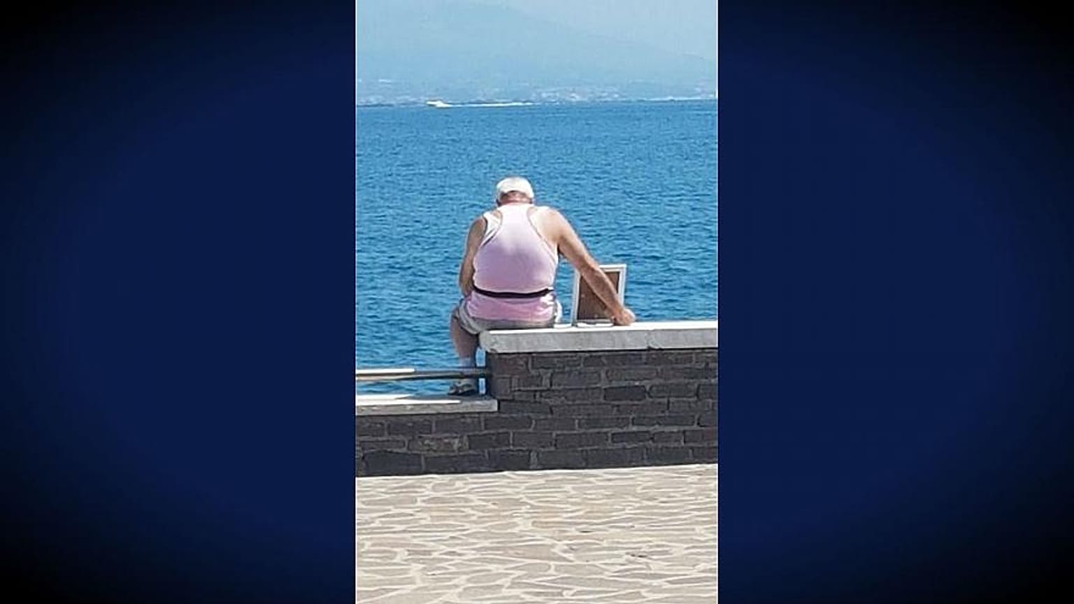 Este italiano va al mar todos los días con el retrato de su difunta esposa