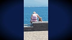 Este italiano va al mar todos los días con el retrato de su difunta esposa