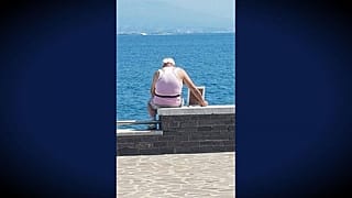 Este italiano va al mar todos los días con el retrato de su difunta esposa