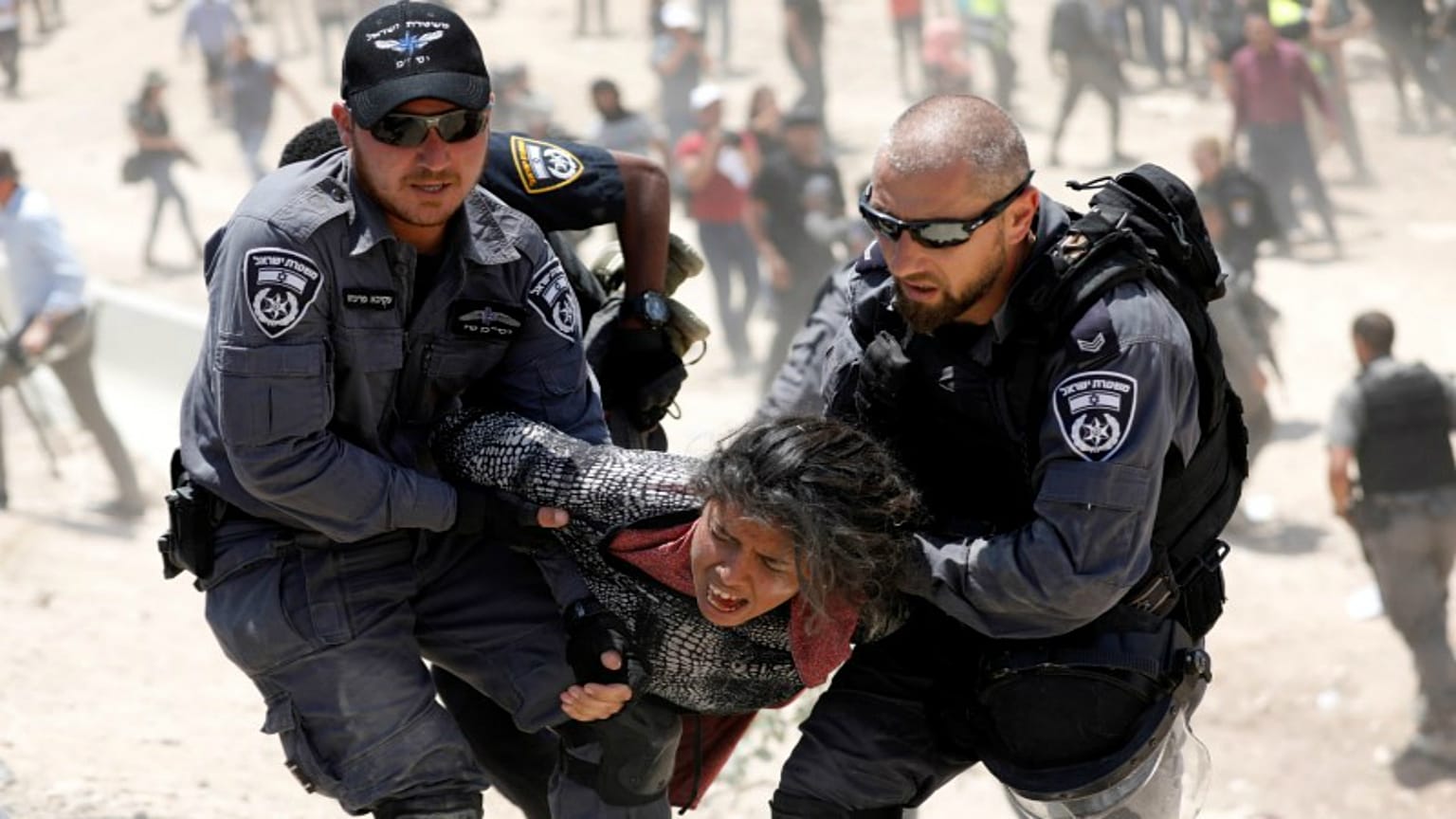 الشرطة الإسرائيلية تعتقل فتاة فلسطينية(خان الأحمر البدوية-الضفة الغربية) 