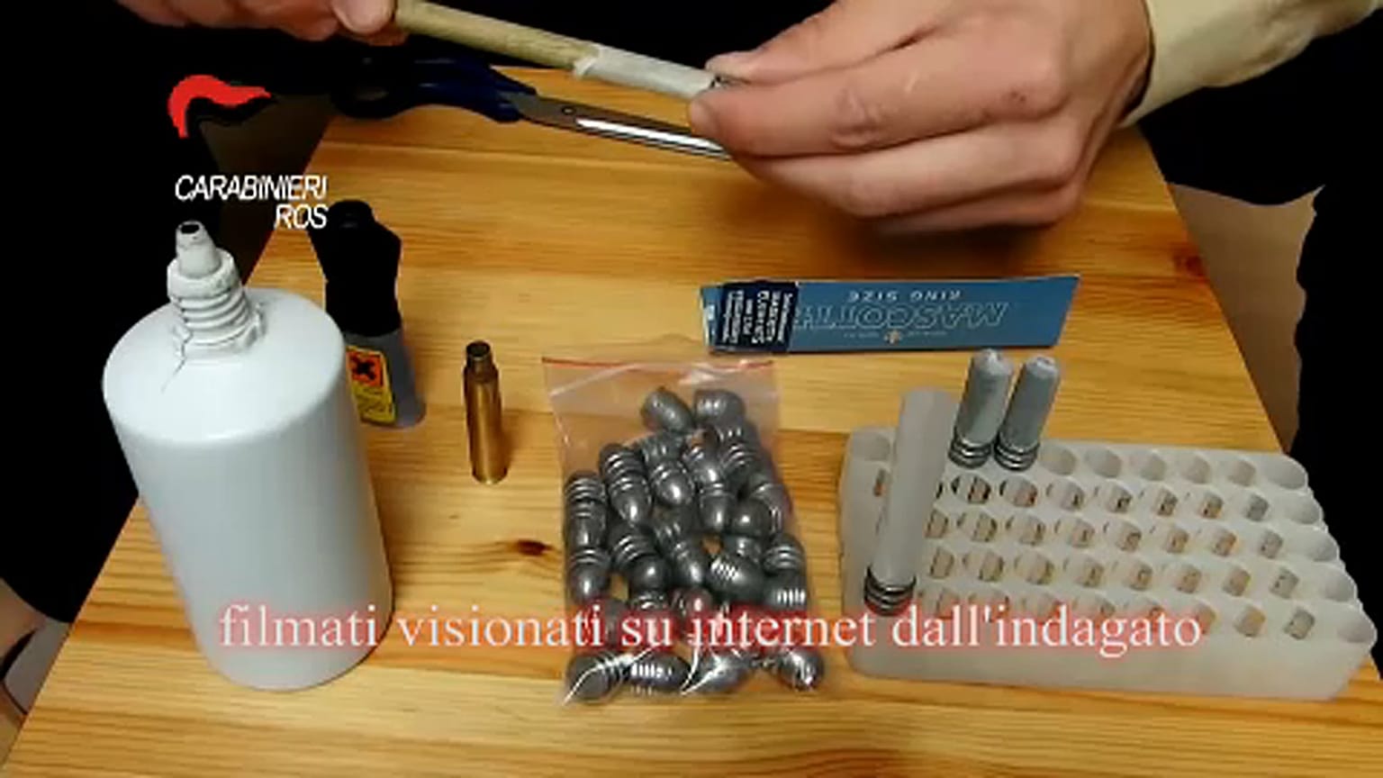 Részlet az egyik lőszerkészítést bemutató videóból