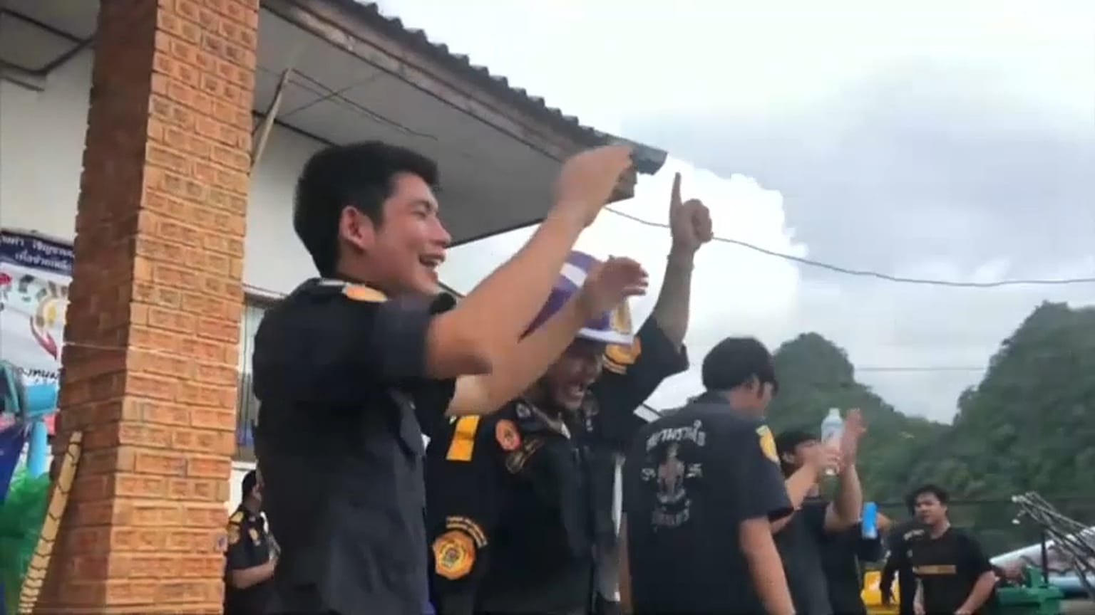 Helfer der Rettungsaktion feiern in Thailand