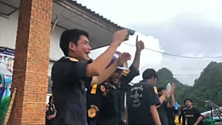 Helfer der Rettungsaktion feiern in Thailand