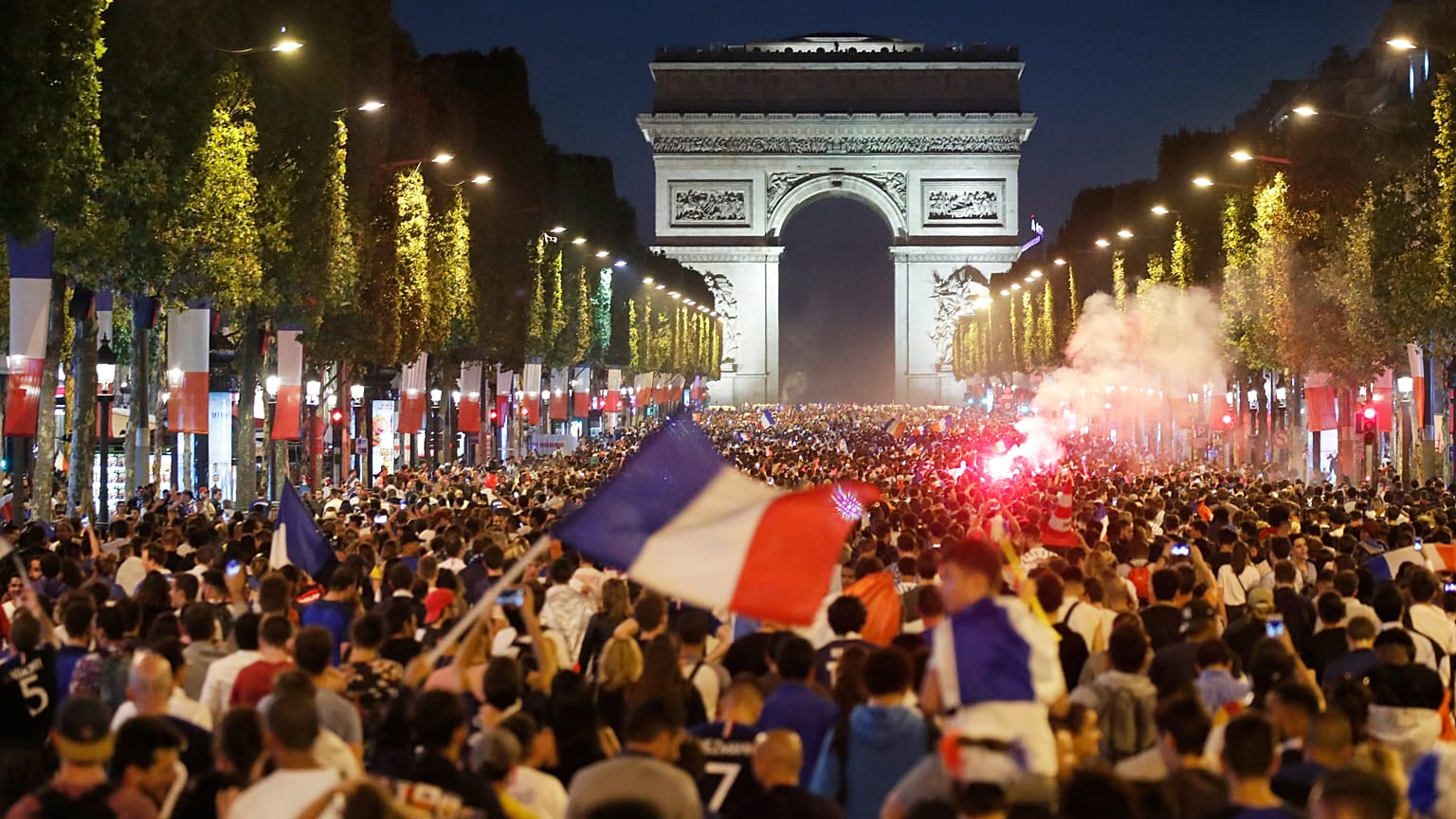 Miles de aficionados franceses en los Campos Elíseos de París