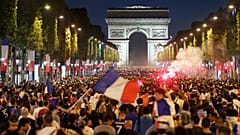 Miles de aficionados franceses en los Campos Elíseos de París