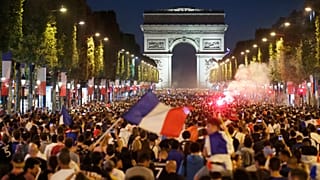 Miles de aficionados franceses en los Campos Elíseos de París