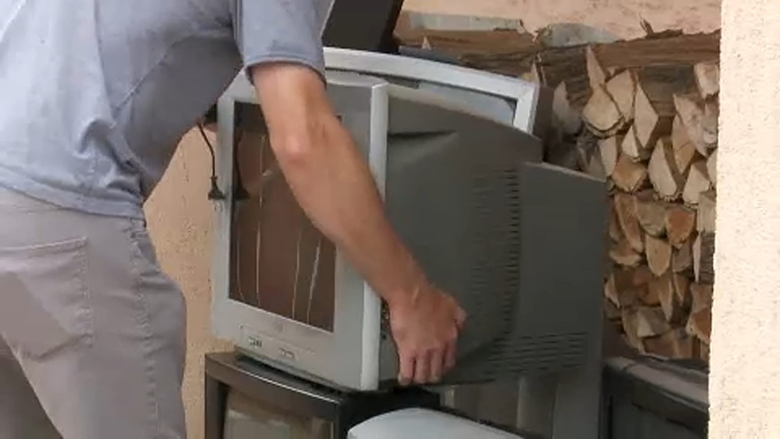 Attila, a jótékony tévészerelő