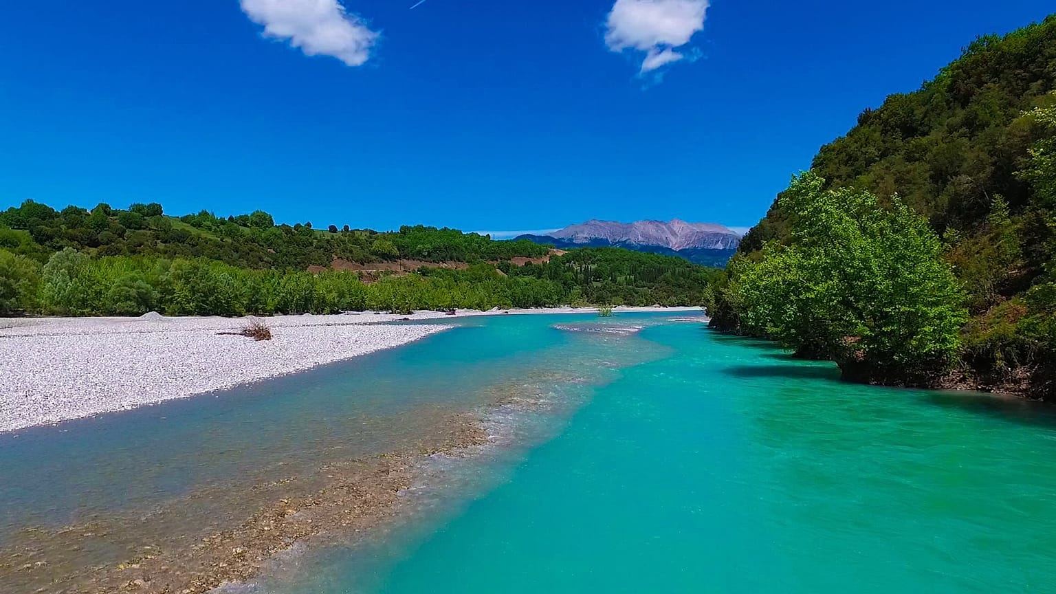 «Καλωσόρσαταν» στις γαλάζιες παραλίες της Κοιλάδας του Αχελώου