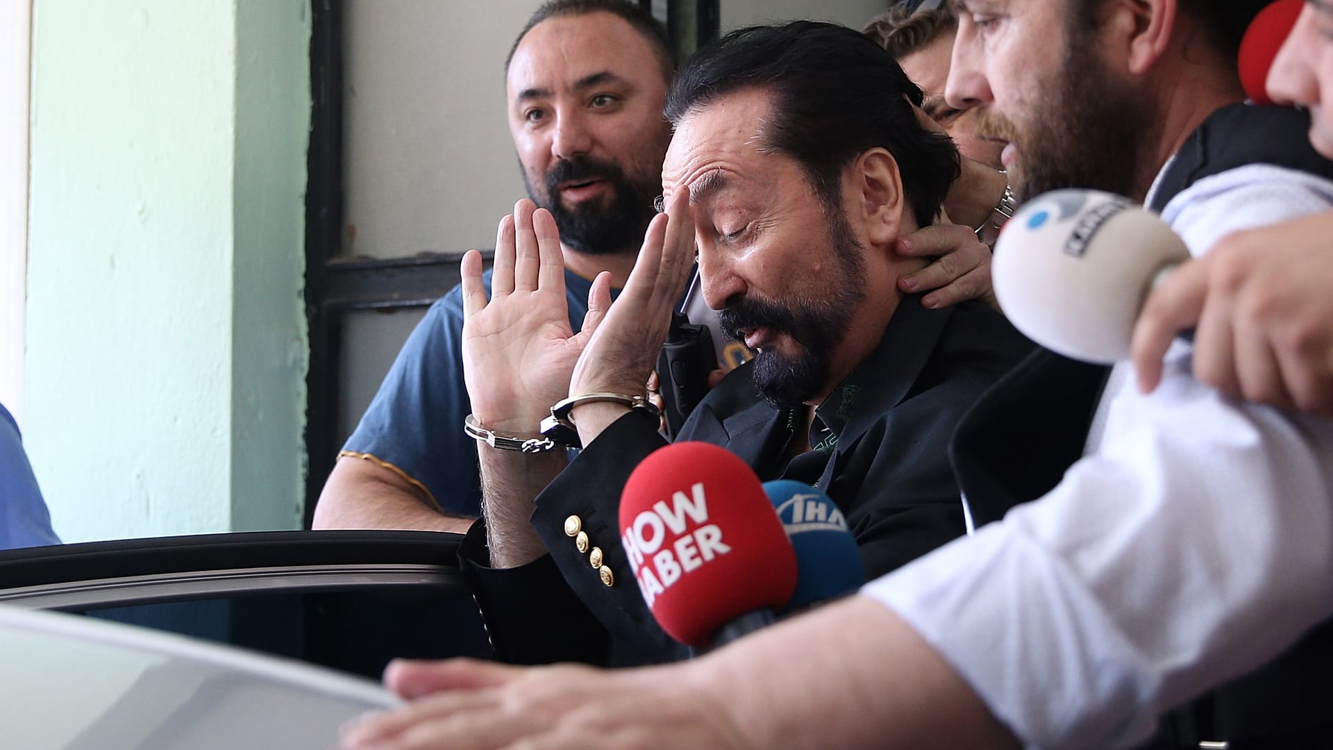 Gözaltına alınan Adnan Oktar kimdir? | Euronews
