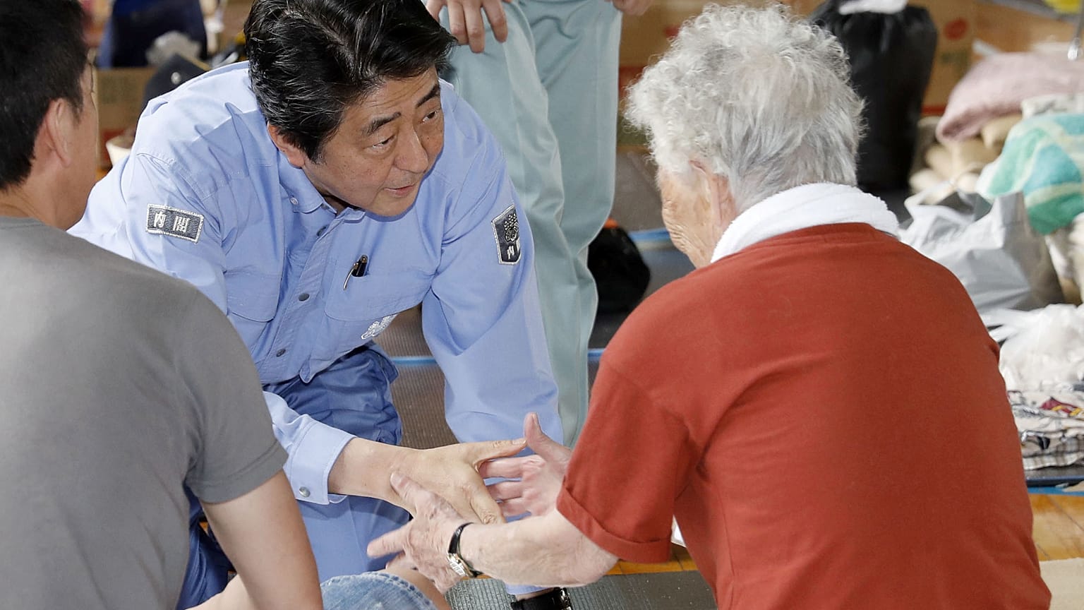 El primer ministro japonés visita a los evacuados de las inundaciones