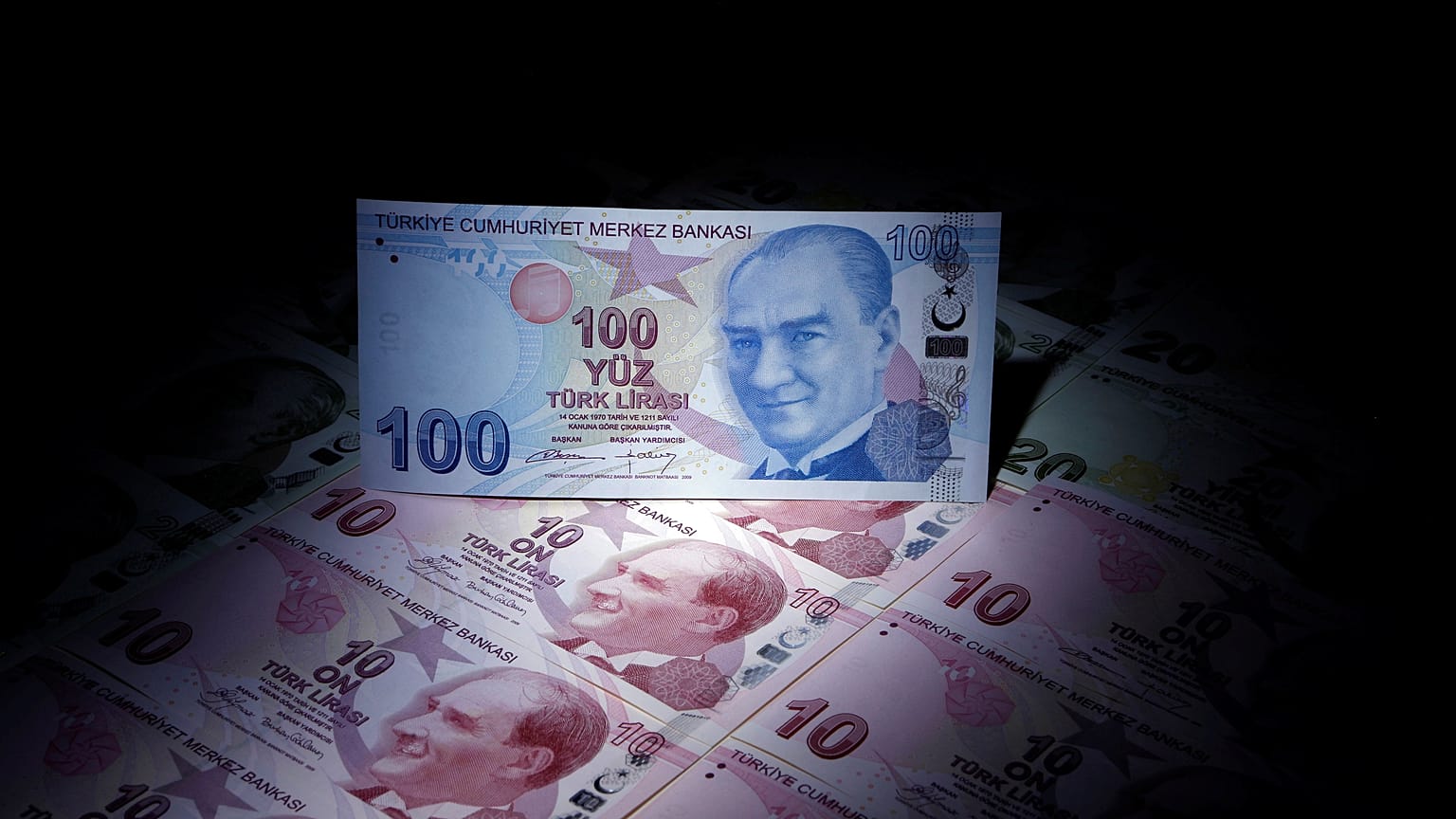 Dolar yine rekor kırdı, 5 Lira sınırında