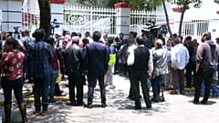 En busca de una oportunidad para hablar con López Obrador