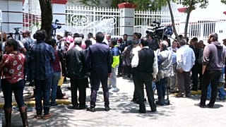 En busca de una oportunidad para hablar con López Obrador