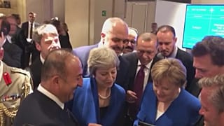 Βίντεο: Μέι, Μέρκελ, Ερντογάν έβλεπαν το Κροατία – Αγγλία από το κινητό του Τσαβούσογλου