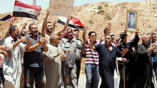اهتزاز پرچم سوریه بر فراز بخشی از شهر درعا