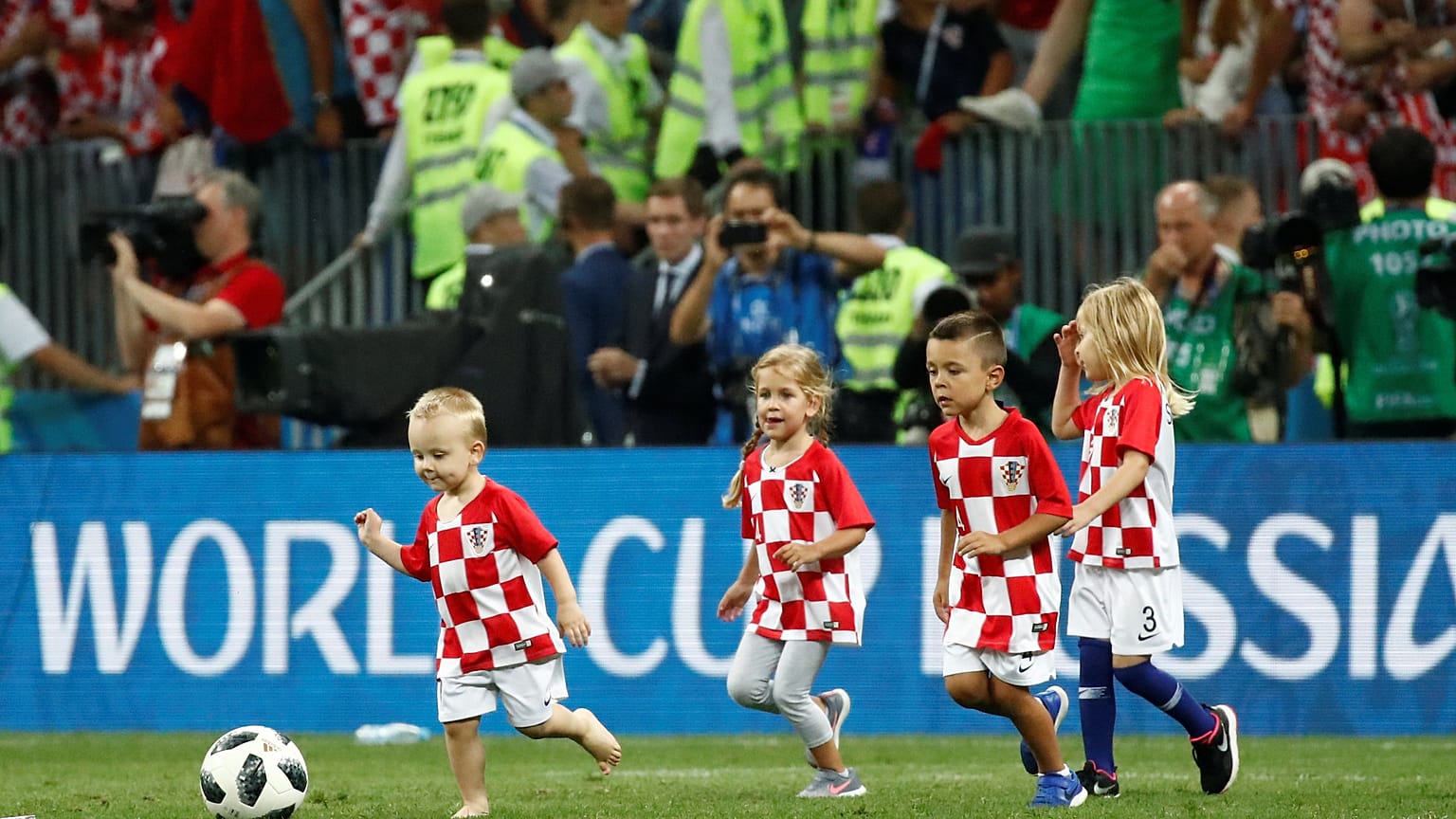 Kinder auf dem Spielfeld: Die schönsten Vater-Kind-Momente der WM [Fotogalerie]
