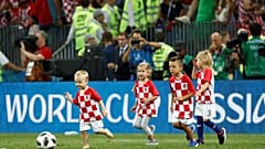 Kinder auf dem Spielfeld: Die schönsten Vater-Kind-Momente der WM [Fotogalerie]