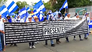 Multitudinaria manifestación contra Ortega