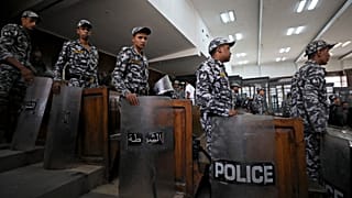 عناصر من الشرطة المصرية في قاعة محكمة - أرشيف رويترز