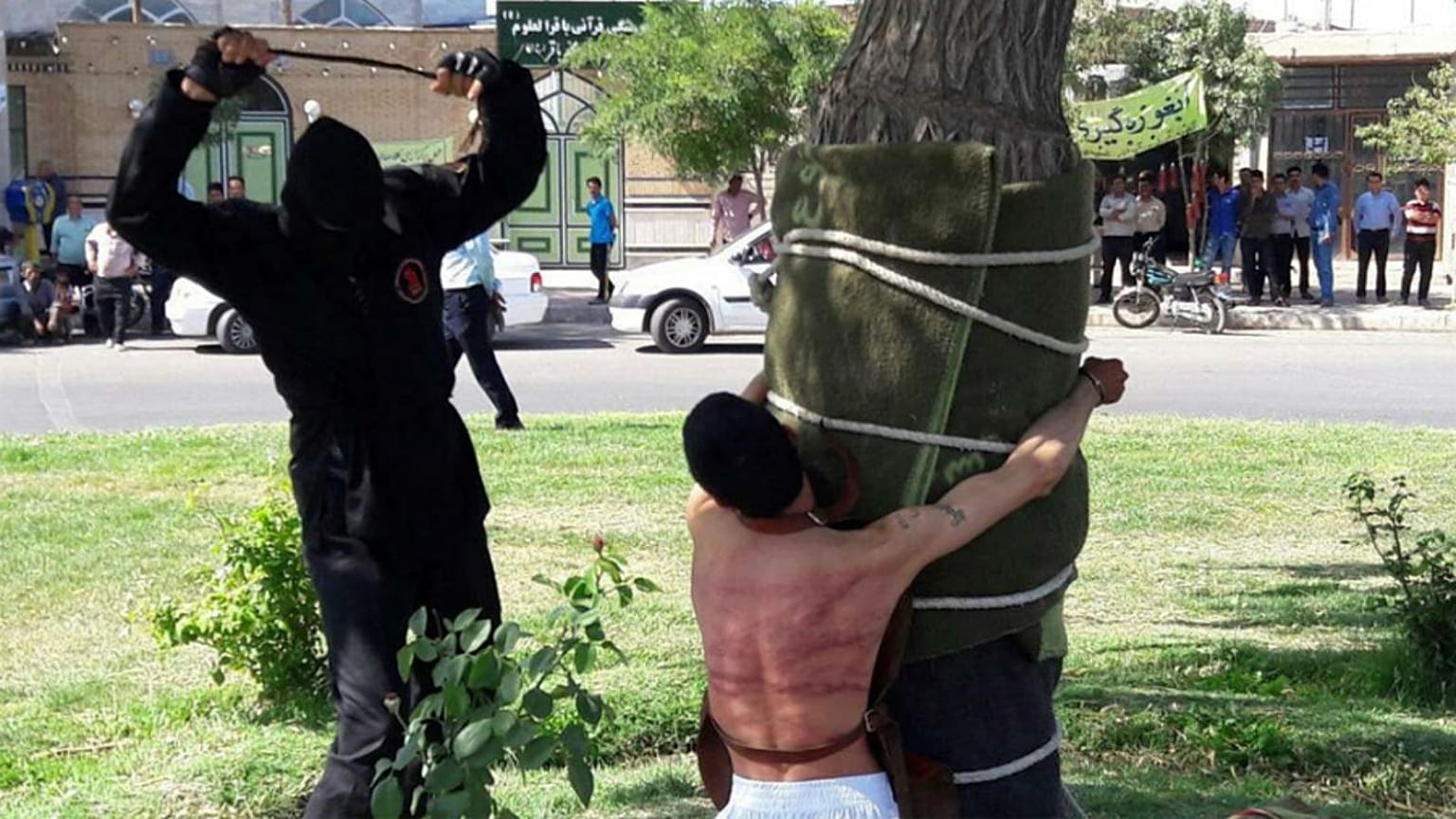 الشاب تلقى 80 جلدة على الملأ