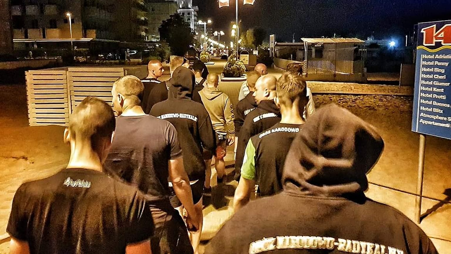 Ultraderechistas italianos y polacos organizan patrullas en playas italianas