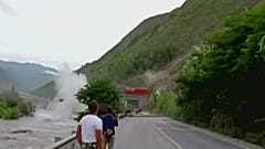 Desmoronamento de rochas gigantes corta estrada