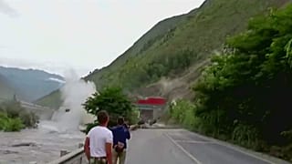 Desmoronamento de rochas gigantes corta estrada