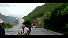 Otoyola düşen kayalar Çin'de trafiği durdurdu
