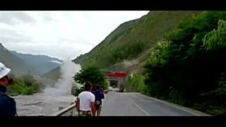 Otoyola düşen kayalar Çin'de trafiği durdurdu