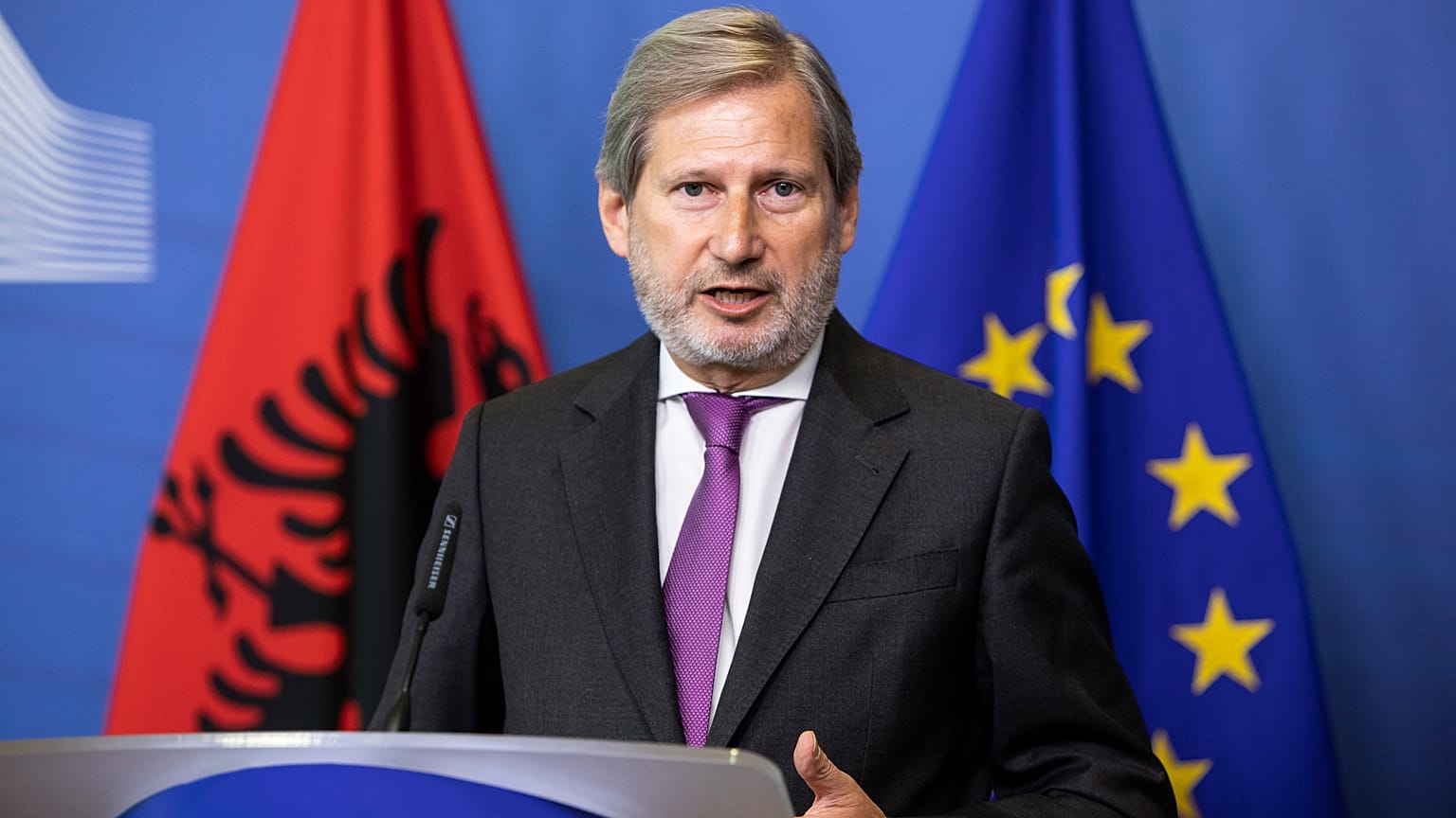 Ο Γιοχάνες Χαν στην διάρκεια της κοινής συνέντευξης με τον Έντι Ράμα