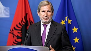 Ο Γιοχάνες Χαν στην διάρκεια της κοινής συνέντευξης με τον Έντι Ράμα