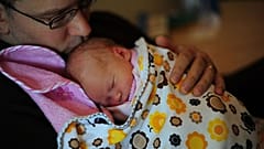 4 hónapos, kötelező szülői szabadságra küldené az EP az apukákat is