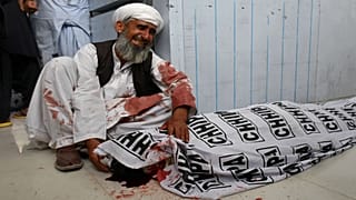 تعداد کشتههای بمبگذاری انتحاری در پاکستان به ۱۲۸ نفر رسید