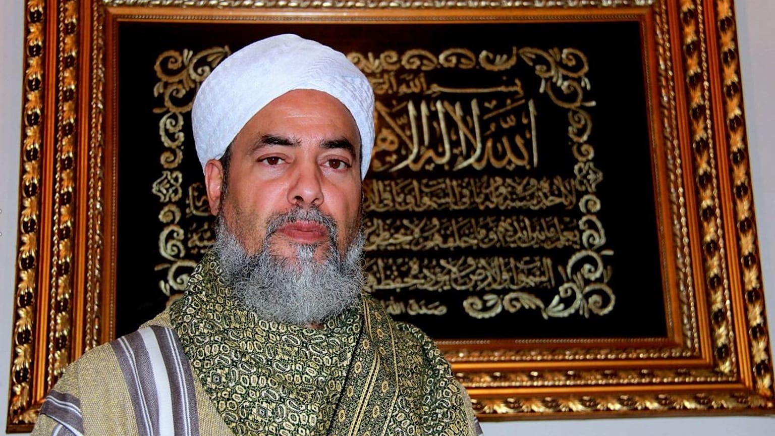 شيخ جزائري يفتي بجواز صلاة النساء خلف الرجال دون عوازل 